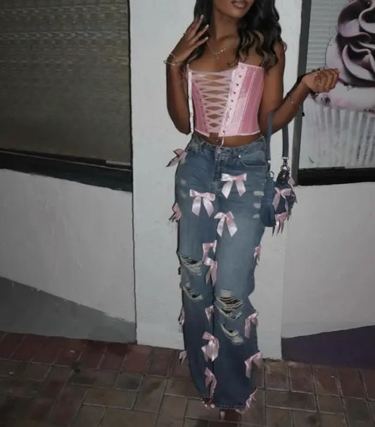 جينز نسائي ممزق من قماش الدنيم