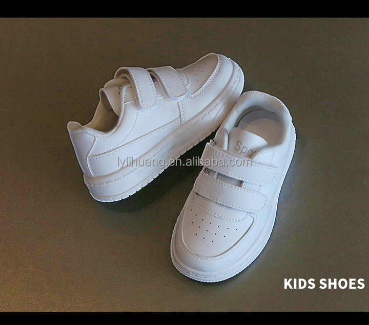 أحذية أطفال بيضاء للربيع . White children's shoes for spring