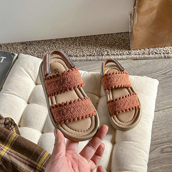 Soft girls' sandal with straight strap