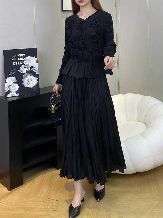 Women's 2-Piece Pleated Outfit