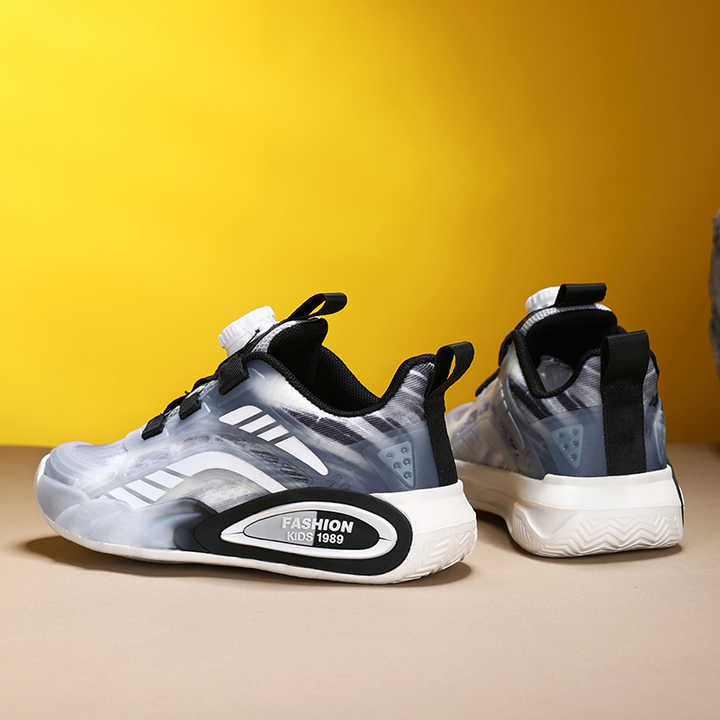 أحذية رياضية جديدة عالية الجودة . New high quality sneakers
