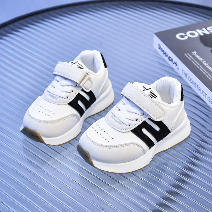 Children's sports shoes