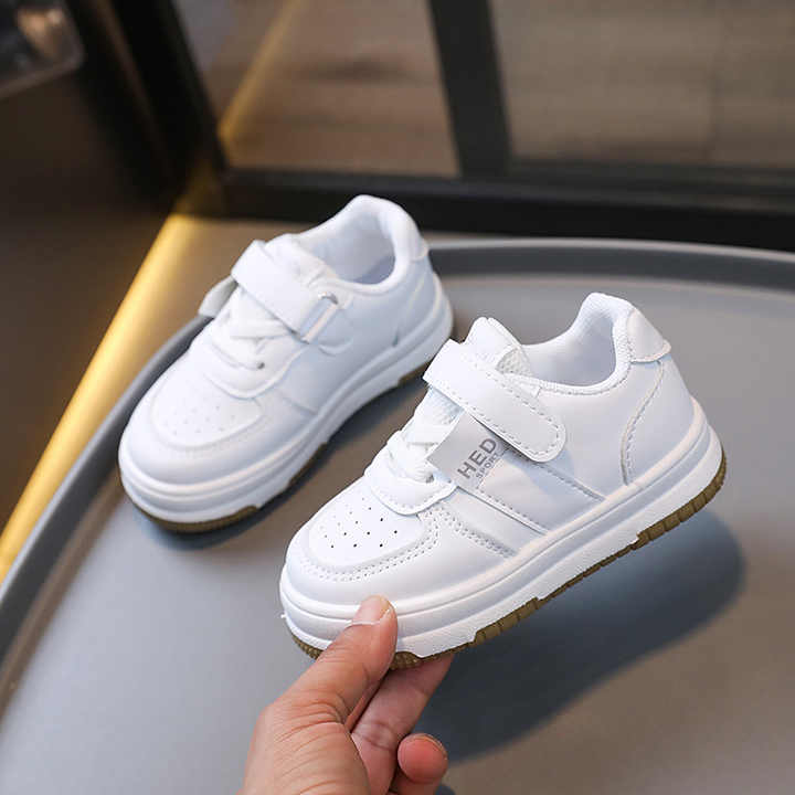 أحذية رياضية عالية الجودة جديدة مسطحة . New High Quality Flat Children's Sneakers