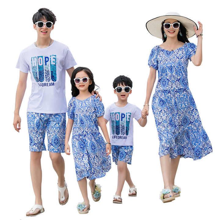 ملابس متناسقة للعطلة العائلية Matching Outfits for Family Holiday