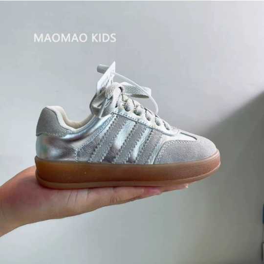 أحذية تدريب رياضية للربيع والخريف للفتيات . Spring and autumn sports training shoes for