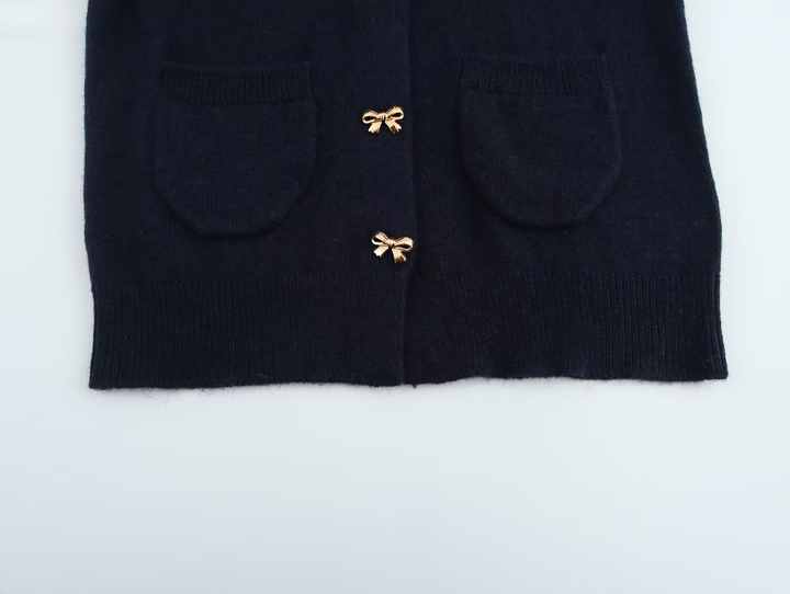 Knitted cardigan with sleeves