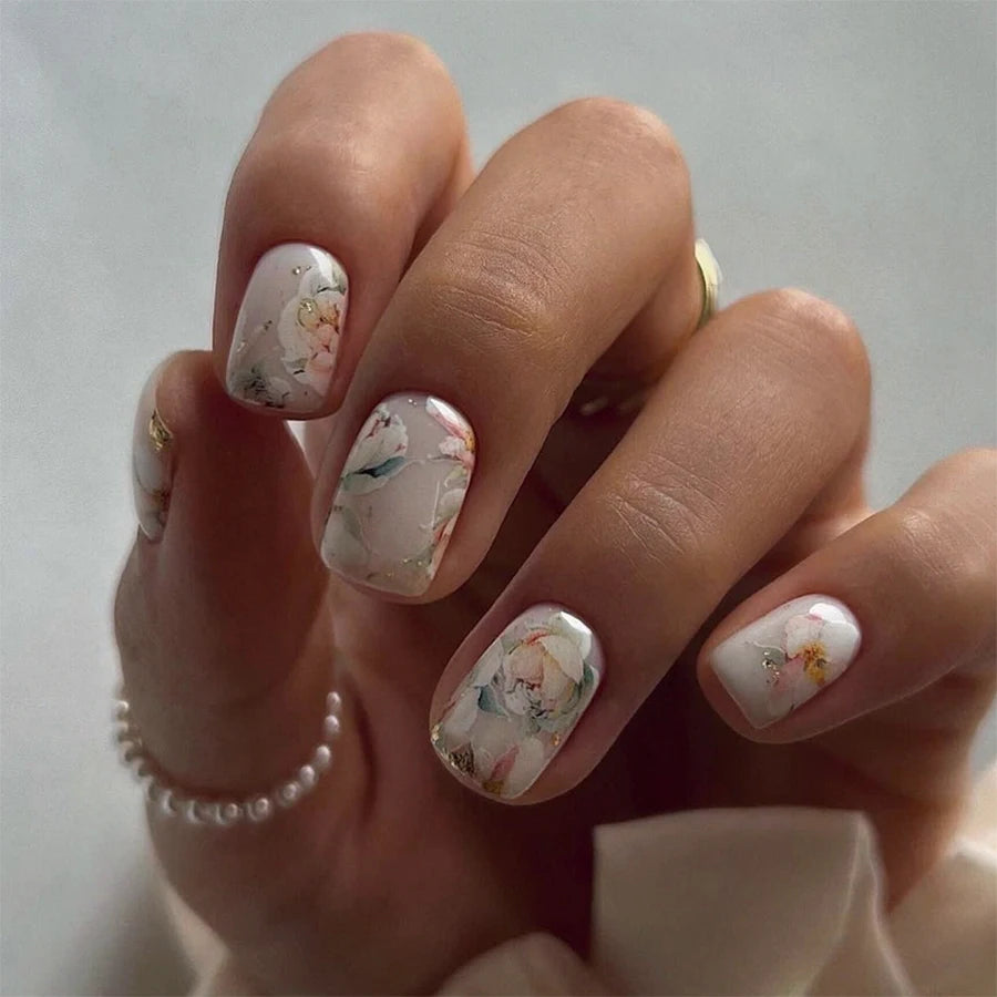Short square fingernails