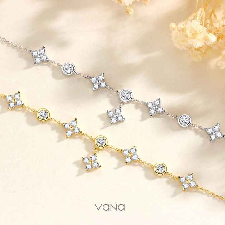 Women's silver necklaces