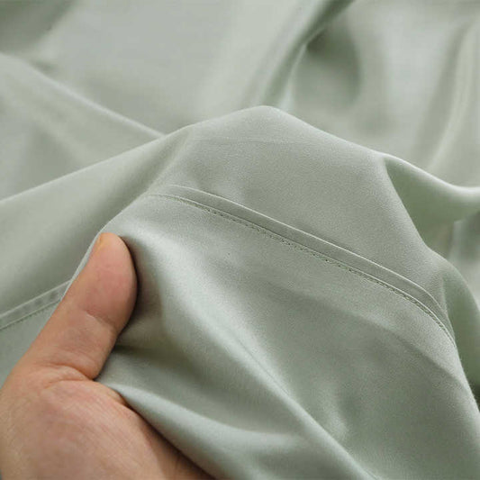 أطقم لحافات فاخرة ذات تصميم رائع مكونة من . Luxury comforter sets with exquisite design consisting of: