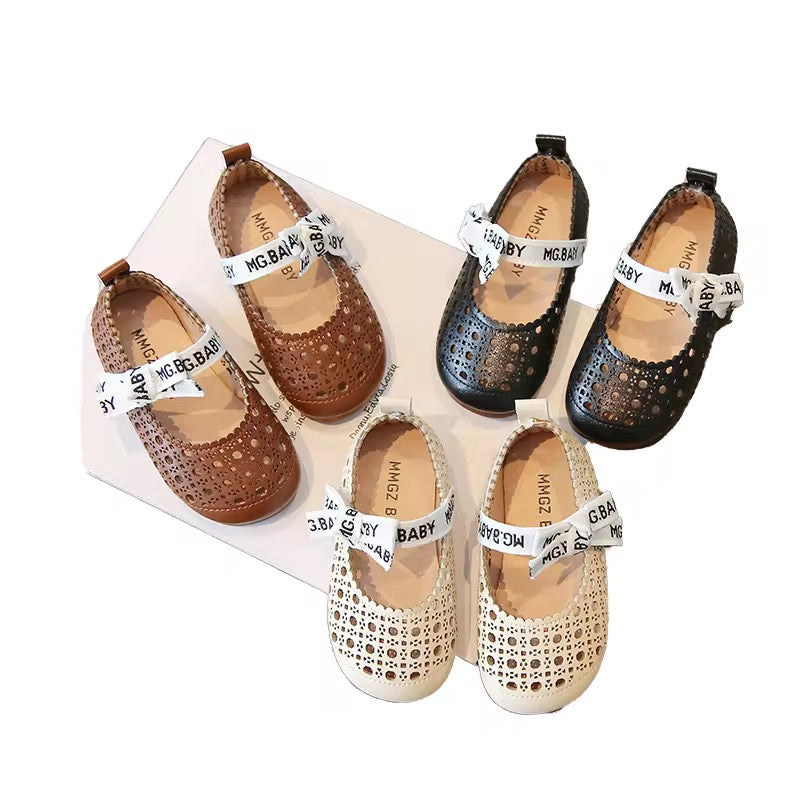 New Spring Girls Leather Princess Shoes Children's Sandals Outdoor Hollow Breathable Soft Bottom Summer Setأحذية ربيعية جديدة للبنات من الجلد للأميرات صندل للأطفال للخروج مجوف جيد التهوية مع مجموعة صيفية بقاع ناعم