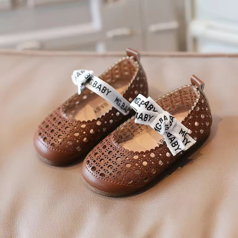 New Spring Girls Leather Princess Shoes Children's Sandals Outdoor Hollow Breathable Soft Bottom Summer Setأحذية ربيعية جديدة للبنات من الجلد للأميرات صندل للأطفال للخروج مجوف جيد التهوية مع مجموعة صيفية بقاع ناعم