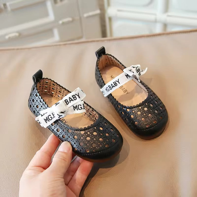 New Spring Girls Leather Princess Shoes Children's Sandals Outdoor Hollow Breathable Soft Bottom Summer Setأحذية ربيعية جديدة للبنات من الجلد للأميرات صندل للأطفال للخروج مجوف جيد التهوية مع مجموعة صيفية بقاع ناعم