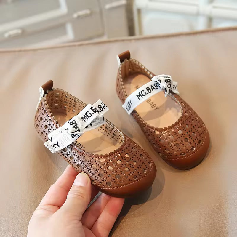 New Spring Girls Leather Princess Shoes Children's Sandals Outdoor Hollow Breathable Soft Bottom Summer Setأحذية ربيعية جديدة للبنات من الجلد للأميرات صندل للأطفال للخروج مجوف جيد التهوية مع مجموعة صيفية بقاع ناعم