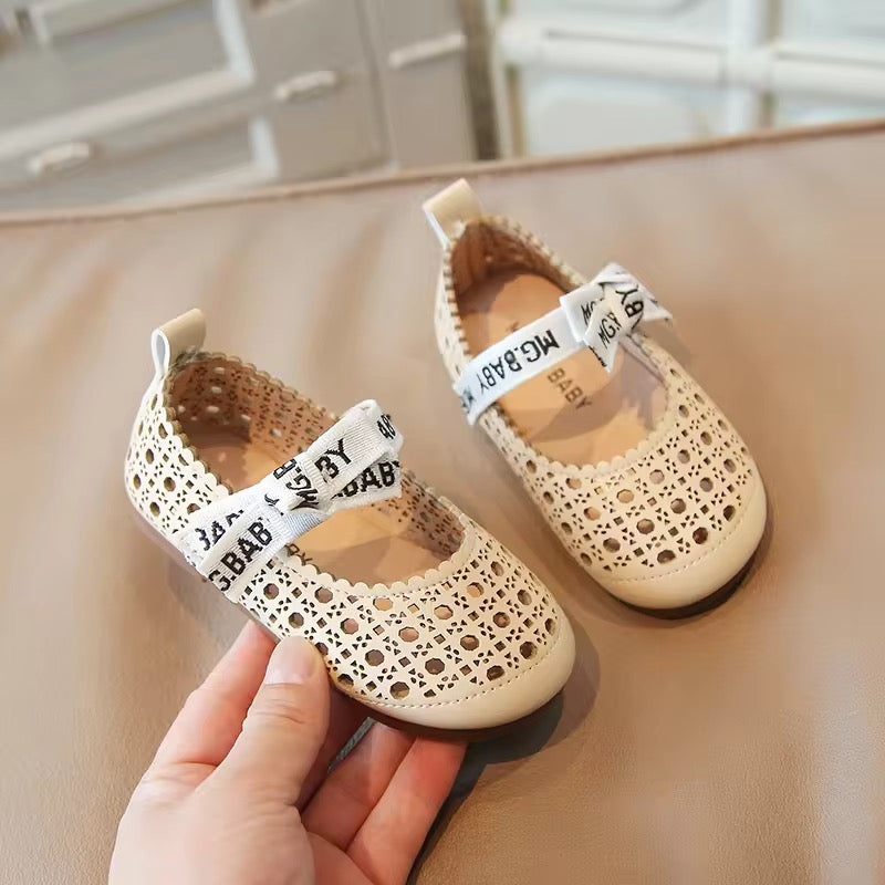 New Spring Girls Leather Princess Shoes Children's Sandals Outdoor Hollow Breathable Soft Bottom Summer Setأحذية ربيعية جديدة للبنات من الجلد للأميرات صندل للأطفال للخروج مجوف جيد التهوية مع مجموعة صيفية بقاع ناعم