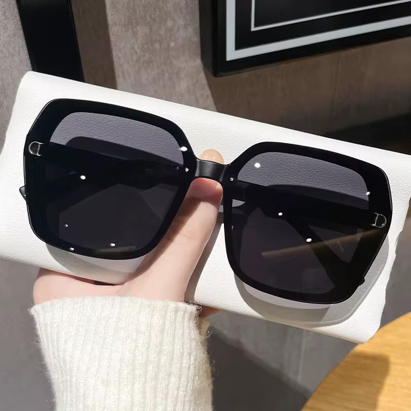 نظارات نسائيه شمسيه عصريه و فاخره - Modern and luxurious women's sunglasses