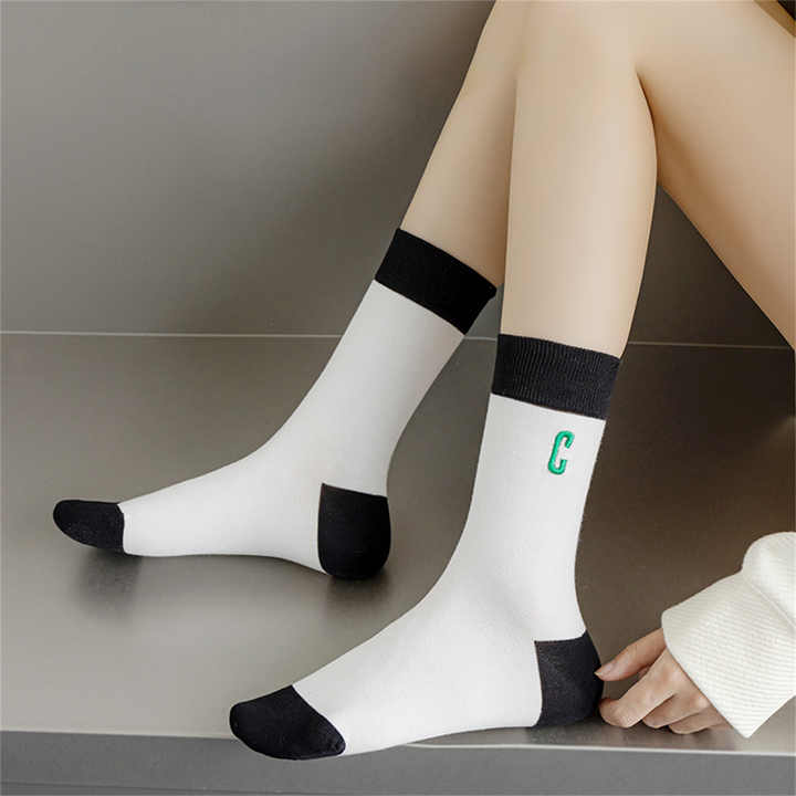 مريحة وجيدة التهوية مخصصة للمرأة الأبيض  . ر . Comfortable and breathable custom women's white and