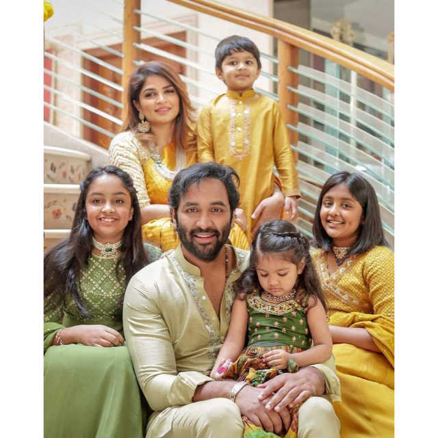 Matching family outfits for mom, dad and kids 