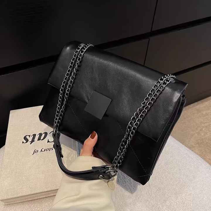 Simple and spacious women's handbag