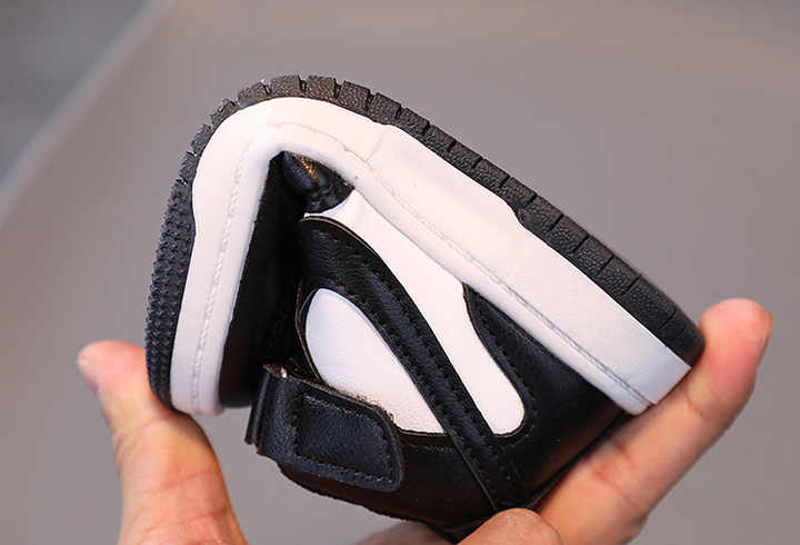 ملابس كرتونيّة للأطفال الصغار في الأماكن المغلقة . Cartoon Toddler Kids Indoor Shoes Soft