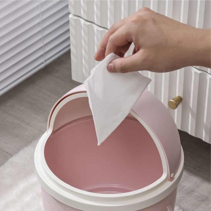 Rocket-designed plastic trash can 