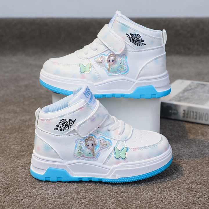 أحذية رياضية عالية الجودة للأولاد للربيع والخريف . High-quality boys' sports shoes for sp