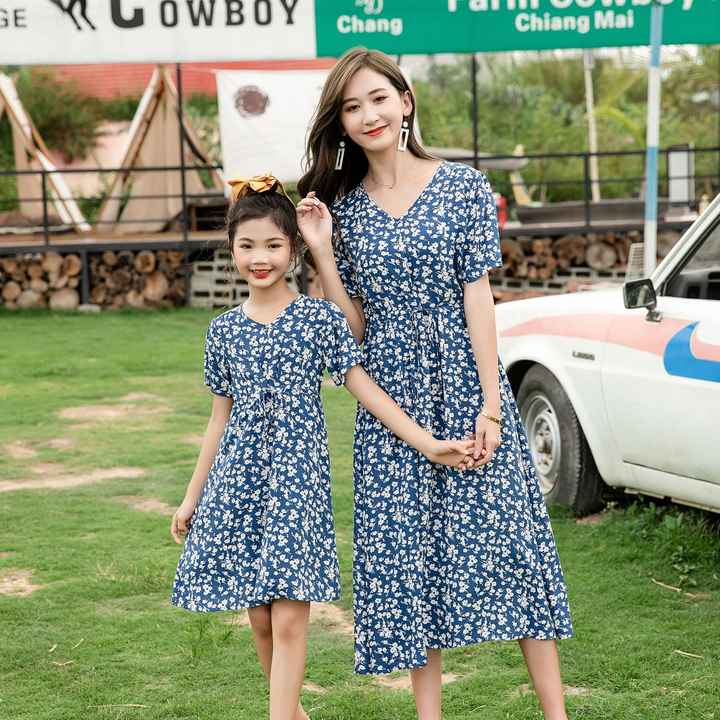 Summer Matching Outfits for Mother and Daughter, Family Matching Design Shirts and Shorts for Father and Son, Suitable for Holidaysملابس صيفية متناسقة مع الملابس للأم والبنت, قمصان وشورت بتصميم عائلي متشابهة للأب والابن ، مناسب للعطلات