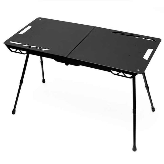 Picnic tables . طاولات الرحلات
