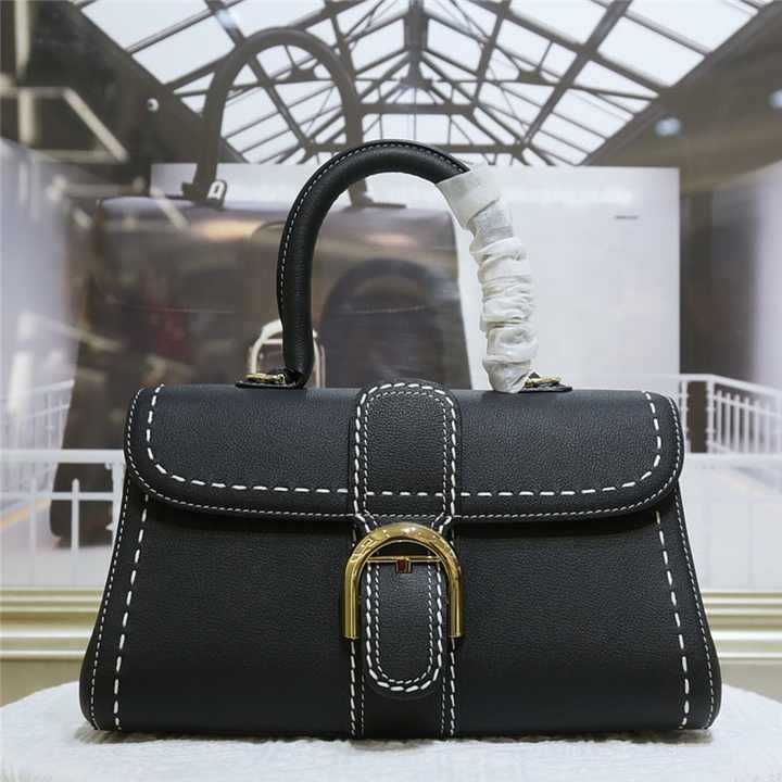 Modern and luxurious women's bags 