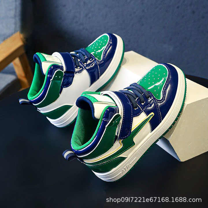 New fashion kids sneakers . موضة جديدة أحذية رياضية للأطفال