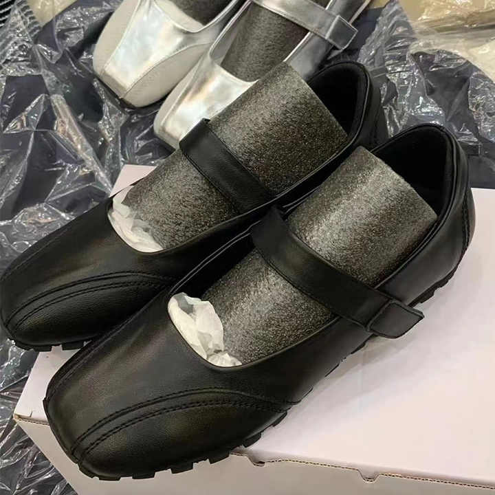 حذاء مسطح نسائي