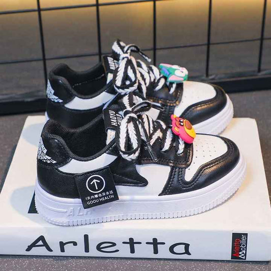 New fashion kids sneakers . موضة جديدة أحذية رياضية للأطفال