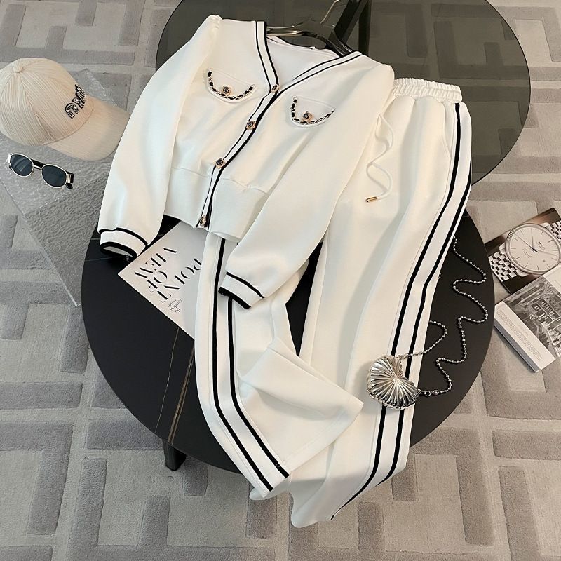 بدلات رياضيه نسائي