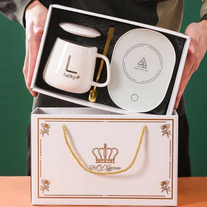 Practical small gifts for creative advertising. Company gives customers a gift of a mug for business partners. 
