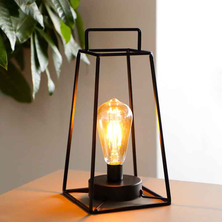 مصباح ليلي مربع صغير حديث بسيط على شكل . Modern simple small square night lamp iron study
