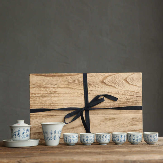 صندوق خشبي مكتوب عليه بخط اليد قصيدة ليلة باردة ,Wooden box handwritten with the poem Cold Night