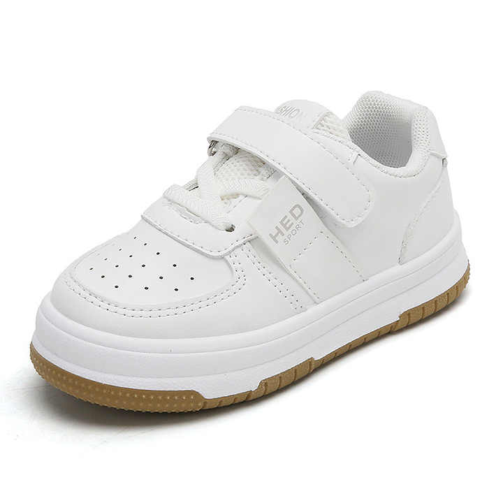 أحذية رياضية عالية الجودة جديدة مسطحة . New High Quality Flat Children's Sneakers