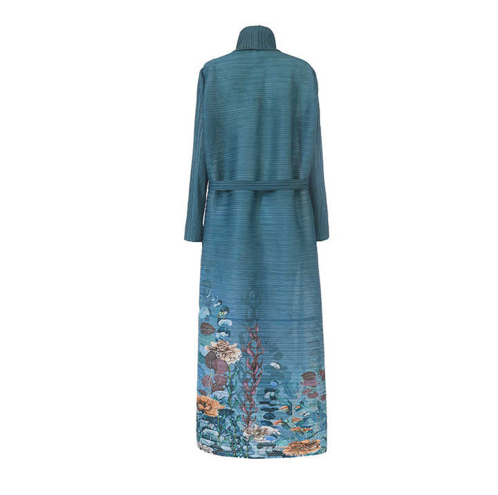 Modern and luxurious women's abayas 