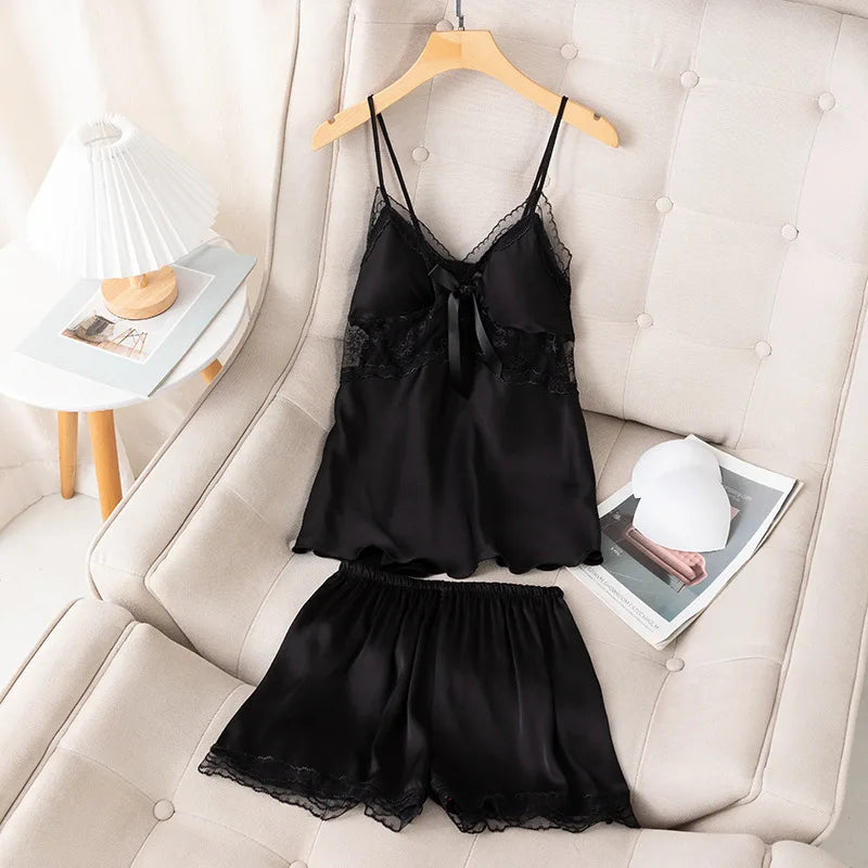 ملابس نوم فضفاضة