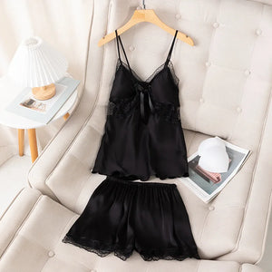 ملابس نوم فضفاضة