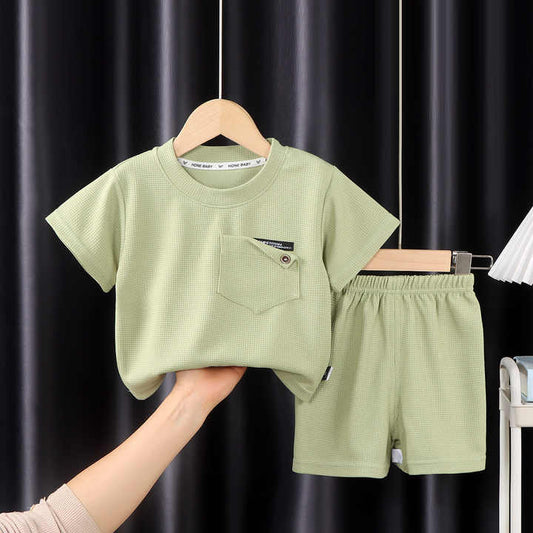 ملابس رياضية صيفية أنيقة غير رسمية للأولاد . Boys and girls summer casual stylish sportswear