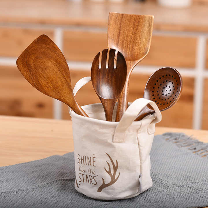 Wooden cooking utensils 