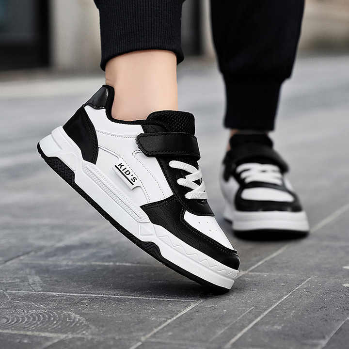 New fashion kids sneakers . موضة جديدة أحذية رياضية للأطفال