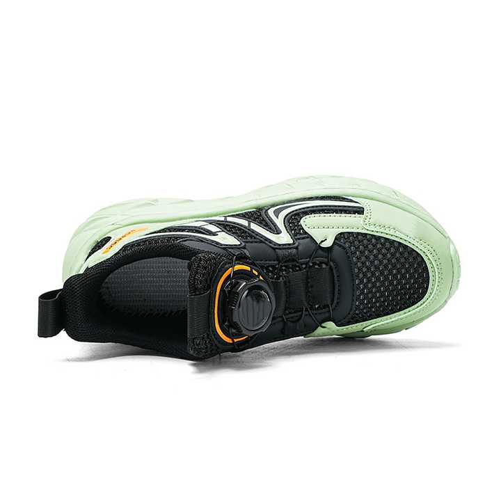 أحذية رياضية للأولاد منخفضة التكلفة أحذية صيفية . Low-cost boys' sports shoes, summer breathable shoes