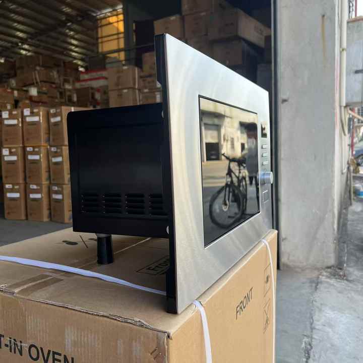 Microwave oven with grill 