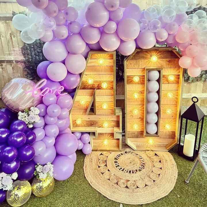 مجموعة من 130 بالونًا بنفسجيًا فاتحًا -Set of 130 light purple balloons
