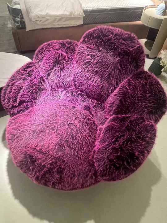 Bear claw swivel chair 