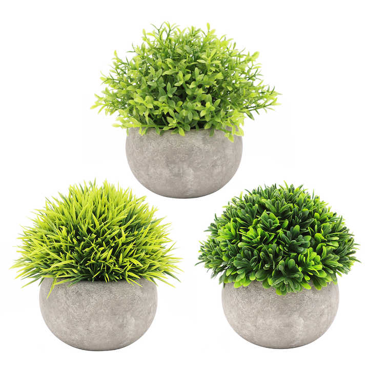 نباتات اصطناعية صغيرة في . Small artificial plants in plastic pots