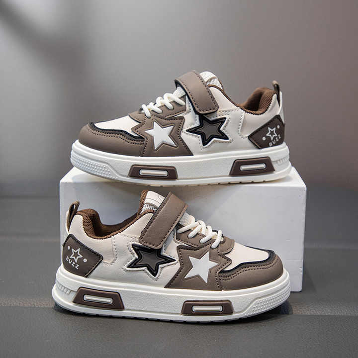 New fashion kids sneakers . موضة جديدة أحذية رياضية للأطفال