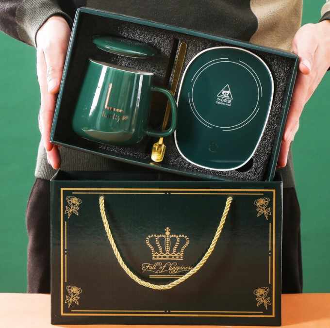 Practical small gifts for creative advertising. Company gives customers a gift of a mug for business partners. 