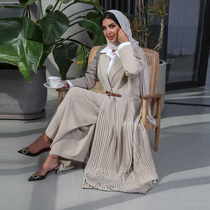 عباية ملونة متواضعة